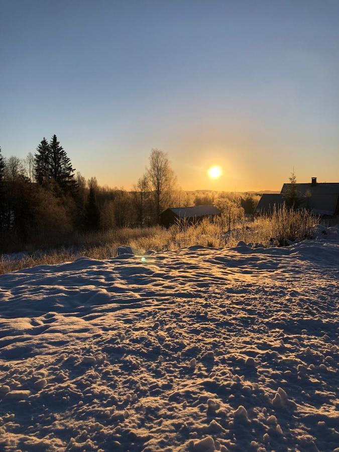 Mysig Timmerstuga Med Braskamin Naera Hovfjaellet Torsby Kültér fotó